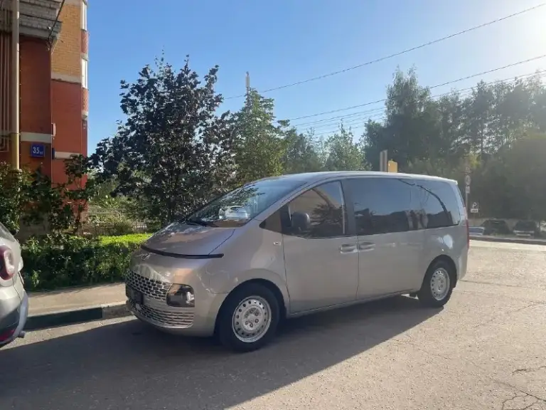 Продам hyundai staria 2022 г, 2.2 дизель 177 л. С турбо пробег 12500 км, салон 3+2+3, осмотр г. Донецк, 4.5 млн, +79493393375 - фотография - 1