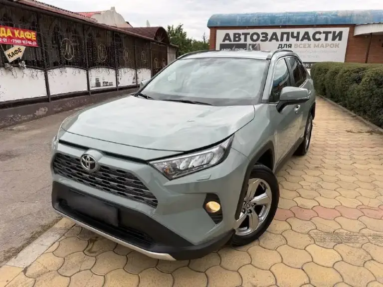 Toyota rav4 — автомобиль капсула времени! 2020 год выпуска. 75 тысяч километров родного пробега!
Это именно официальный тойота рав4 не китаец и не пригнанный хлам.

Автомобиль в действительно отличном состоянии, сохранился максимально достойно. Родной пробег всего 75 000 км, без скрученного пробега.

Единственный собственник с момента покупки. Автомобиль приобретался новым у официального дилера, история эксплуатации понятная и прозрачная.

Отдельно стоит отметить модный и очень эффектный цвет хаки — на rav4 смотрится современно, дорого и отлично подчёркивает дизайн автомобиля.

Хорошая комплектация и полный привод awd — автомобиль отлично подходит как для города, так и для поездок за город в любое время года. Сигнализация, автозапуск и много допов.

Цена 2.950 🍋 или обмен
Для детальной информации звоните:

+79495180296 - фотография - 1