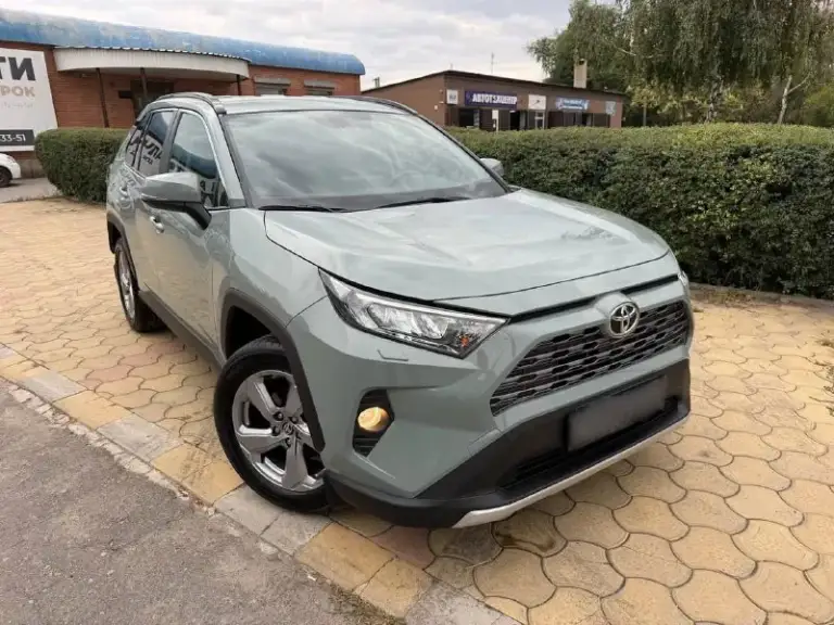 Toyota rav4 — автомобиль капсула времени! 2020 год выпуска. 75 тысяч километров родного пробега!
Это именно официальный тойота рав4 не китаец и не пригнанный хлам.

Автомобиль в действительно отличном состоянии, сохранился максимально достойно. Родной пробег всего 75 000 км, без скрученного пробега.

Единственный собственник с момента покупки. Автомобиль приобретался новым у официального дилера, история эксплуатации понятная и прозрачная.

Отдельно стоит отметить модный и очень эффектный цвет хаки — на rav4 смотрится современно, дорого и отлично подчёркивает дизайн автомобиля.

Хорошая комплектация и полный привод awd — автомобиль отлично подходит как для города, так и для поездок за город в любое время года. Сигнализация, автозапуск и много допов.

Цена 2.950 🍋 или обмен
Для детальной информации звоните:

+79495180296 - фотография - 2