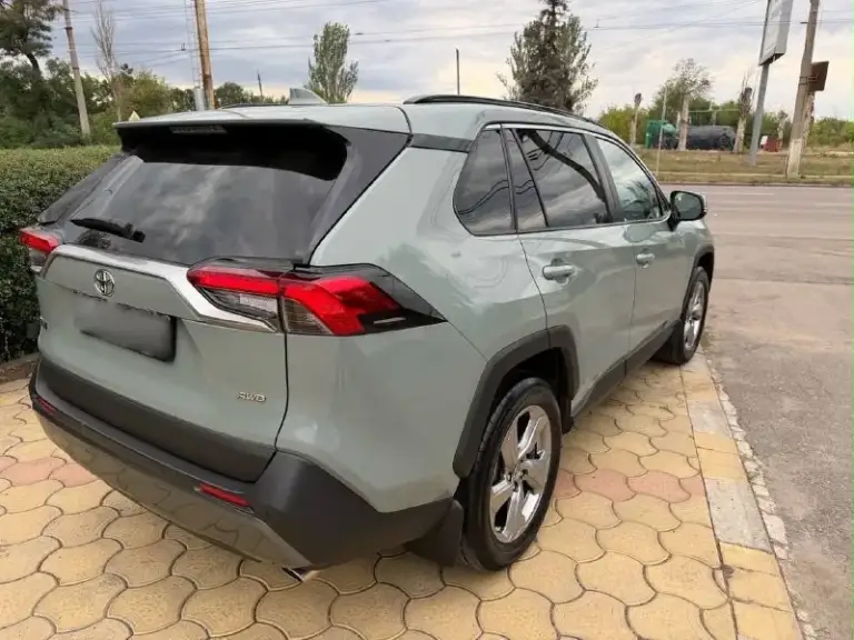 Toyota rav4 — автомобиль капсула времени! 2020 год выпуска. 75 тысяч километров родного пробега!
Это именно официальный тойота рав4 не китаец и не пригнанный хлам.

Автомобиль в действительно отличном состоянии, сохранился максимально достойно. Родной пробег всего 75 000 км, без скрученного пробега.

Единственный собственник с момента покупки. Автомобиль приобретался новым у официального дилера, история эксплуатации понятная и прозрачная.

Отдельно стоит отметить модный и очень эффектный цвет хаки — на rav4 смотрится современно, дорого и отлично подчёркивает дизайн автомобиля.

Хорошая комплектация и полный привод awd — автомобиль отлично подходит как для города, так и для поездок за город в любое время года. Сигнализация, автозапуск и много допов.

Цена 2.950 🍋 или обмен
Для детальной информации звоните:

+79495180296 - фотография - 4