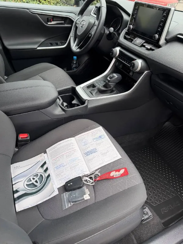 Toyota rav4 — автомобиль капсула времени! 2020 год выпуска. 75 тысяч километров родного пробега!
Это именно официальный тойота рав4 не китаец и не пригнанный хлам.

Автомобиль в действительно отличном состоянии, сохранился максимально достойно. Родной пробег всего 75 000 км, без скрученного пробега.

Единственный собственник с момента покупки. Автомобиль приобретался новым у официального дилера, история эксплуатации понятная и прозрачная.

Отдельно стоит отметить модный и очень эффектный цвет хаки — на rav4 смотрится современно, дорого и отлично подчёркивает дизайн автомобиля.

Хорошая комплектация и полный привод awd — автомобиль отлично подходит как для города, так и для поездок за город в любое время года. Сигнализация, автозапуск и много допов.

Цена 2.950 🍋 или обмен
Для детальной информации звоните:

+79495180296 - фотография - 6