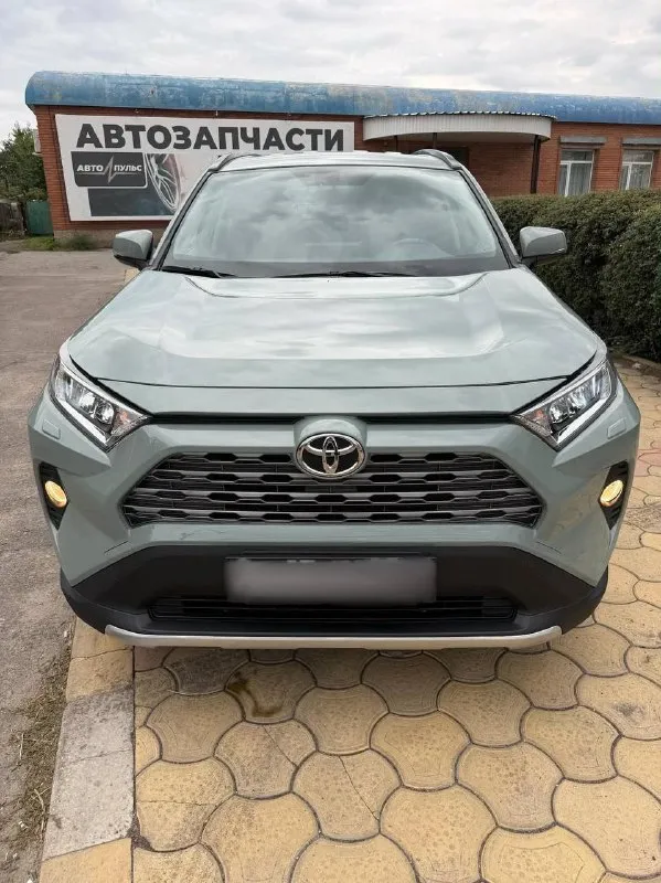 Toyota rav4 — автомобиль капсула времени! 2020 год выпуска. 75 тысяч километров родного пробега!
Это именно официальный тойота рав4 не китаец и не пригнанный хлам.

Автомобиль в действительно отличном состоянии, сохранился максимально достойно. Родной пробег всего 75 000 км, без скрученного пробега.

Единственный собственник с момента покупки. Автомобиль приобретался новым у официального дилера, история эксплуатации понятная и прозрачная.

Отдельно стоит отметить модный и очень эффектный цвет хаки — на rav4 смотрится современно, дорого и отлично подчёркивает дизайн автомобиля.

Хорошая комплектация и полный привод awd — автомобиль отлично подходит как для города, так и для поездок за город в любое время года. Сигнализация, автозапуск и много допов.

Цена 2.950 🍋 или обмен
Для детальной информации звоните:

+79495180296 - фотография - 7
