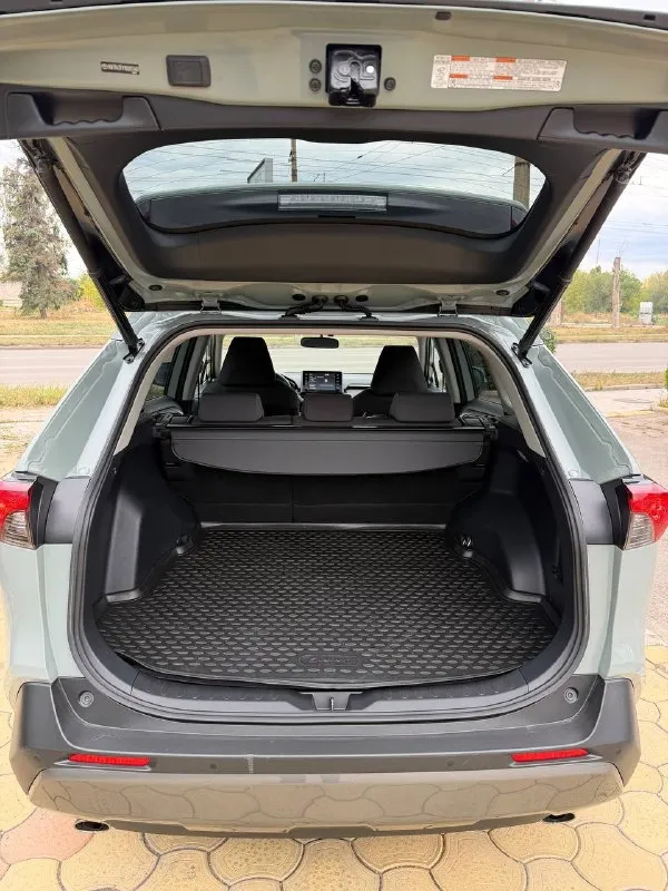 Toyota rav4 — автомобиль капсула времени! 2020 год выпуска. 75 тысяч километров родного пробега!
Это именно официальный тойота рав4 не китаец и не пригнанный хлам.

Автомобиль в действительно отличном состоянии, сохранился максимально достойно. Родной пробег всего 75 000 км, без скрученного пробега.

Единственный собственник с момента покупки. Автомобиль приобретался новым у официального дилера, история эксплуатации понятная и прозрачная.

Отдельно стоит отметить модный и очень эффектный цвет хаки — на rav4 смотрится современно, дорого и отлично подчёркивает дизайн автомобиля.

Хорошая комплектация и полный привод awd — автомобиль отлично подходит как для города, так и для поездок за город в любое время года. Сигнализация, автозапуск и много допов.

Цена 2.950 🍋 или обмен
Для детальной информации звоните:

+79495180296 - фотография - 8