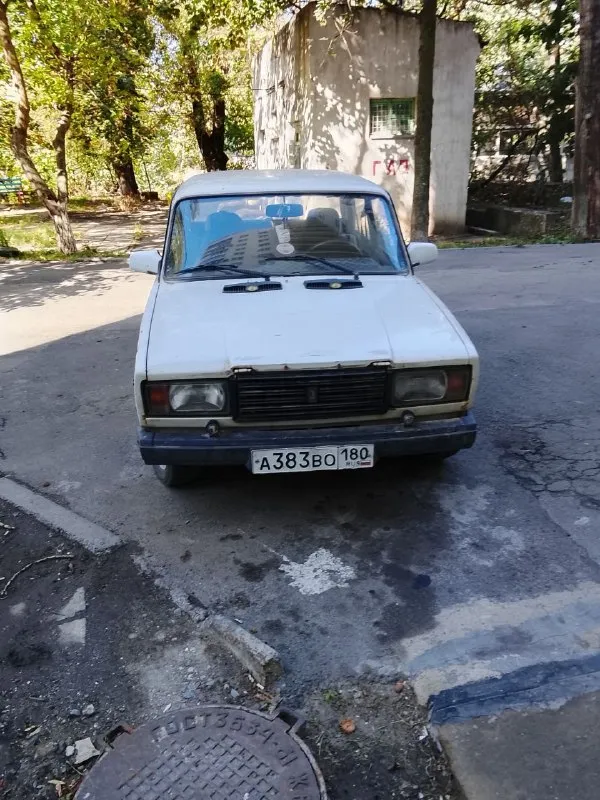 Продам ваз 2107 1991 года газ/бензин, двигатель ременной (переберался в прошлом году) не дымит, масло не ест не грамма, работает идеально. Кпп 4-х ступка не хрустит не выбивает (передачи длинные). Ходовая перебранная ничего не стучит, не скрипит, руль не тянет. Машина не гнилая, дно полностью целое по наружке есть пару моментов. Салон в хорошем состоянии передние сиденья с иномарки с регулировками. Музыка простая но играет хорошо. Стоит рабочая сигнализация с центральным замком, туманки перед-зад, по машине работает абсолютно все радиатор печки новый, тосол залит, резина зима шип в хорошем состоянии, газ вписан работает и на газу и бензине, документы от хозяина кристально чистая, красивый номер в подарок. Цена 120т. Р не большой торг. За машину не стыдно +79490566136
📲 Tg: дмитрий
📞 Звоните: +7(949)0566136 - фотография - 6