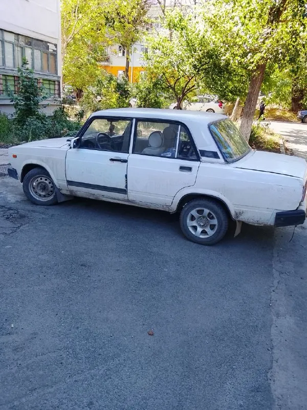 Продам ваз 2107 1991 года газ/бензин, двигатель ременной (переберался в прошлом году) не дымит, масло не ест не грамма, работает идеально. Кпп 4-х ступка не хрустит не выбивает (передачи длинные). Ходовая перебранная ничего не стучит, не скрипит, руль не тянет. Машина не гнилая, дно полностью целое по наружке есть пару моментов. Салон в хорошем состоянии передние сиденья с иномарки с регулировками. Музыка простая но играет хорошо. Стоит рабочая сигнализация с центральным замком, туманки перед-зад, по машине работает абсолютно все радиатор печки новый, тосол залит, резина зима шип в хорошем состоянии, газ вписан работает и на газу и бензине, документы от хозяина кристально чистая, красивый номер в подарок. Цена 120т. Р не большой торг. За машину не стыдно +79490566136
📲 Tg: дмитрий
📞 Звоните: +7(949)0566136 - фотография - 8