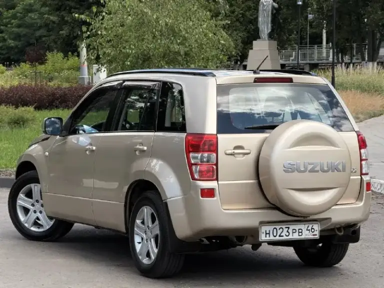 В продаже suzuki grand vitara 2.0 л, 4wd, . Есть (пропан) 4-е поколение, баллон - 45 л. Полный привод с блокировками, понижающими. Находится в одной семье с 2016 г (более 10 лет) максимальная комплектация: jlx-e se exclusive. Кузов в заводском окрасе, без очагов коррозии.
Двигатель 2.0 л (j20a) 140 л. С, прост и надёжен, работает ровно, ошибок нет. Замена цепи в мае 2025 г, 18 тыс км назад. Автомат без нареканий, всеми известный ”aisin” масло свежее. Ходовая перебиралась в апреле - отрабатывает отлично. Климат заправлен в средине лета. Люк не течёт.
В автомобиле есть : климат и круиз, мультируль, бесключевой доступ, люк, подогревы сидений и зеркал, доводчики всех окон, омыватели оптики, штатный ксенон, бортовой компьютер и т. Д и т. П. Резина kumho, практически новая, на 17х дисках. Техосмотр пройден, есть диагностическая карта.
Цена : 730.000 рублей. Рассрочки и обмена нет. Территориально находится в г макеевка
📲 Tg: дмитрий
📞 Звоните: +7(949)0033327 - фотография - 3