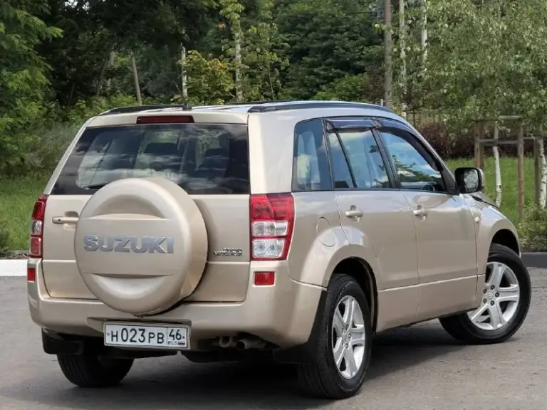 В продаже suzuki grand vitara 2.0 л, 4wd, . Есть (пропан) 4-е поколение, баллон - 45 л. Полный привод с блокировками, понижающими. Находится в одной семье с 2016 г (более 10 лет) максимальная комплектация: jlx-e se exclusive. Кузов в заводском окрасе, без очагов коррозии.
Двигатель 2.0 л (j20a) 140 л. С, прост и надёжен, работает ровно, ошибок нет. Замена цепи в мае 2025 г, 18 тыс км назад. Автомат без нареканий, всеми известный ”aisin” масло свежее. Ходовая перебиралась в апреле - отрабатывает отлично. Климат заправлен в средине лета. Люк не течёт.
В автомобиле есть : климат и круиз, мультируль, бесключевой доступ, люк, подогревы сидений и зеркал, доводчики всех окон, омыватели оптики, штатный ксенон, бортовой компьютер и т. Д и т. П. Резина kumho, практически новая, на 17х дисках. Техосмотр пройден, есть диагностическая карта.
Цена : 730.000 рублей. Рассрочки и обмена нет. Территориально находится в г макеевка
📲 Tg: дмитрий
📞 Звоните: +7(949)0033327 - фотография - 6