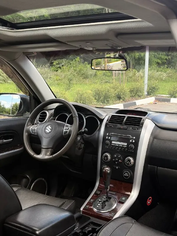 В продаже suzuki grand vitara 2.0 л, 4wd, . Есть (пропан) 4-е поколение, баллон - 45 л. Полный привод с блокировками, понижающими. Находится в одной семье с 2016 г (более 10 лет) максимальная комплектация: jlx-e se exclusive. Кузов в заводском окрасе, без очагов коррозии.
Двигатель 2.0 л (j20a) 140 л. С, прост и надёжен, работает ровно, ошибок нет. Замена цепи в мае 2025 г, 18 тыс км назад. Автомат без нареканий, всеми известный ”aisin” масло свежее. Ходовая перебиралась в апреле - отрабатывает отлично. Климат заправлен в средине лета. Люк не течёт.
В автомобиле есть : климат и круиз, мультируль, бесключевой доступ, люк, подогревы сидений и зеркал, доводчики всех окон, омыватели оптики, штатный ксенон, бортовой компьютер и т. Д и т. П. Резина kumho, практически новая, на 17х дисках. Техосмотр пройден, есть диагностическая карта.
Цена : 730.000 рублей. Рассрочки и обмена нет. Территориально находится в г макеевка
📲 Tg: дмитрий
📞 Звоните: +7(949)0033327 - фотография - 7