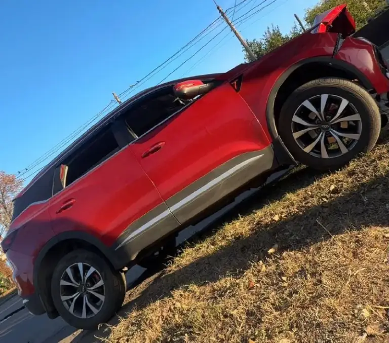 🚘 Chery tiggo 7 pro max 2023 • prestige • 1.5 turbo • cvt25
После дтп • 30 000 км • 1 владелец • куплена новой в салоне
Продаётся  chery tiggo 7 pro max 2023 года в максимальной комплектации prestige.
Автомобиль приобретался новым у официального дилера, один собственник, родной пробег всего 30 000 км. До дтп автомобиль был в отличном состоянии, хранился в гараже.
Автомобиль получил серьёзные повреждения передней части.  Двигатель запускается, вариатор переключает передачи.  Самостоятельно автомобиль не передвигается — повреждена передняя часть и нарушена геометрия подвески/колеса.
Что важно:
✅ 1 Собственник
✅ 30 000 Км
✅ 1.5 Turbo + cvt25
✅ Максимальная комплектация prestige
✅ Двигатель запускается
✅ - фотография - 5