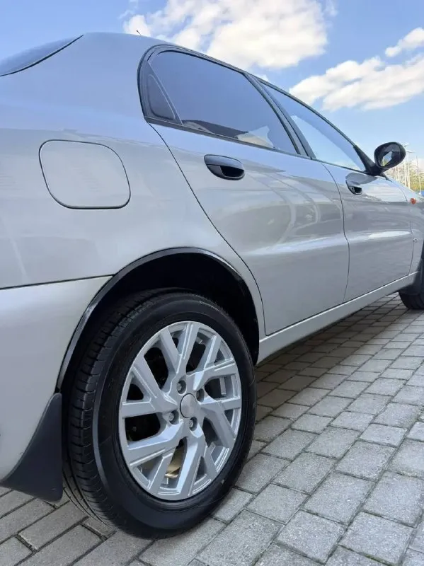 Продам деу ланос sx 2007г.
Чистокровный поляк
Двигатель 1.6 16 кл.
Установлено и зарегистрировано евро 4
Автомобиль в заводском окрасе, без гнили и ржавчины.
Пробег 138 000 км
Один собственник с момента покупки в автосалоне донецка.
Комплектация максимальная: кондиционер (заправлен, работает), гур, подушка, abs, стеклоподъемники.
Так же по авто много доработок, весь прошумлен, стоит отличный свет с двухфакторными противотуманками, магнитола пионер с dvd.
Клапанную крышку поставили из метала, навсегда устранив течь из под нее.
В недавнем времени полностью обслужили ходовую, с заменой всех амортизаторов.
Также установили новые диски с новой резиной ykohama r15.
Юридически чистый, тех осмотр пройден
Еще много информации по тел: +79496167066
Цена 365 000 руб.
📲 Tg: @jlajl1
📞 Звоните: +7(949)6167066 - фотография - 5