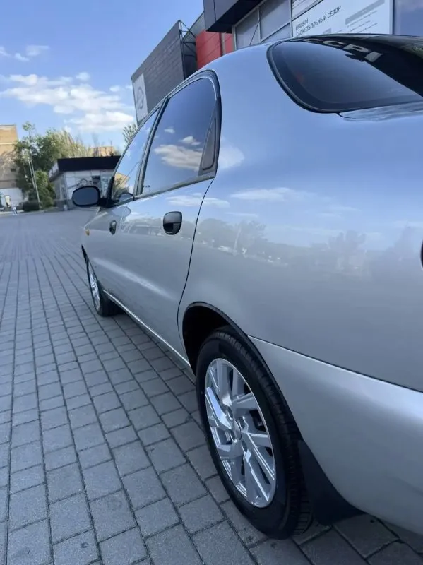 Продам деу ланос sx 2007г.
Чистокровный поляк
Двигатель 1.6 16 кл.
Установлено и зарегистрировано евро 4
Автомобиль в заводском окрасе, без гнили и ржавчины.
Пробег 138 000 км
Один собственник с момента покупки в автосалоне донецка.
Комплектация максимальная: кондиционер (заправлен, работает), гур, подушка, abs, стеклоподъемники.
Так же по авто много доработок, весь прошумлен, стоит отличный свет с двухфакторными противотуманками, магнитола пионер с dvd.
Клапанную крышку поставили из метала, навсегда устранив течь из под нее.
В недавнем времени полностью обслужили ходовую, с заменой всех амортизаторов.
Также установили новые диски с новой резиной ykohama r15.
Юридически чистый, тех осмотр пройден
Еще много информации по тел: +79496167066
Цена 365 000 руб.
📲 Tg: @jlajl1
📞 Звоните: +7(949)6167066 - фотография - 6