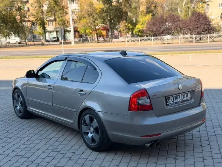 Продам шкода октавия а5 2012год автомат 6ступ мотор 1.8трубо кап ремонт был масло не расходует вообще вся ходовка от шкоды vrs так же тормоза от vrs автомобиль весь обслужен от а до я хорошая музыка два ключа резина стоит зима хорошая хороший свет в туманках и фарах светит хорошо очень готов к любым проверкам. Все остальные вопросы по телефону звоните пишите в любое время! +79495383298 цена 850.000₽торг - фотография - 2