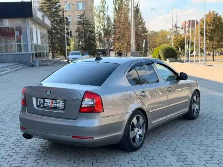 Продам шкода октавия а5 2012год автомат 6ступ мотор 1.8трубо кап ремонт был масло не расходует вообще вся ходовка от шкоды vrs так же тормоза от vrs автомобиль весь обслужен от а до я хорошая музыка два ключа резина стоит зима хорошая хороший свет в туманках и фарах светит хорошо очень готов к любым проверкам. Все остальные вопросы по телефону звоните пишите в любое время! +79495383298 цена 850.000₽торг - фотография - 3