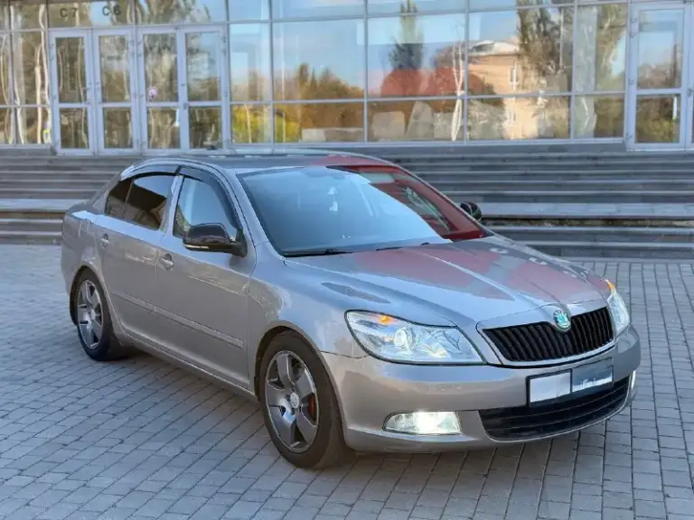 Продам шкода октавия а5 2012год автомат 6ступ мотор 1.8трубо кап ремонт был масло не расходует вообще вся ходовка от шкоды vrs так же тормоза от vrs автомобиль весь обслужен от а до я хорошая музыка два ключа резина стоит зима хорошая хороший свет в туманках и фарах светит хорошо очень готов к любым проверкам. Все остальные вопросы по телефону звоните пишите в любое время! +79495383298 цена 850.000₽торг - фотография - 4