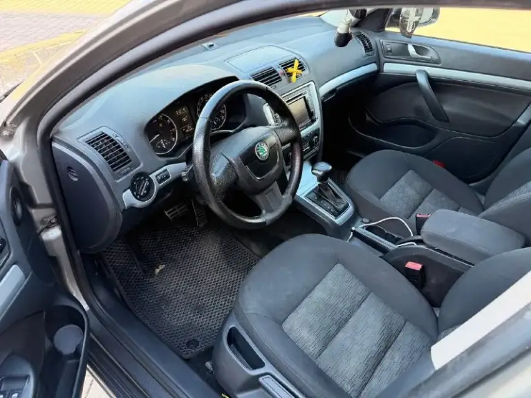 Продам шкода октавия а5 2012год автомат 6ступ мотор 1.8трубо кап ремонт был масло не расходует вообще вся ходовка от шкоды vrs так же тормоза от vrs автомобиль весь обслужен от а до я хорошая музыка два ключа резина стоит зима хорошая хороший свет в туманках и фарах светит хорошо очень готов к любым проверкам. Все остальные вопросы по телефону звоните пишите в любое время! +79495383298 цена 850.000₽торг - фотография - 6