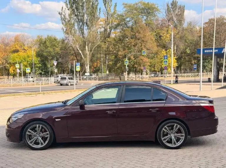 Продам бмв е60 2009 год, рестайлинг. Мотор 3.0 бензин, 272 лс, машина обслужена от и до. Ничего делать абсолютно не надо. Как по технике так и по кузову полный идеал. Масло не берёт ни грамма. Отличная комплектация, люк, кожаный салон, джойстик, рабочий климат контроль и многое другое все все остальные вопросы по телефону звоните пишите в любое время! +79495383298 цена 1.220.000₽торг - фотография - 2