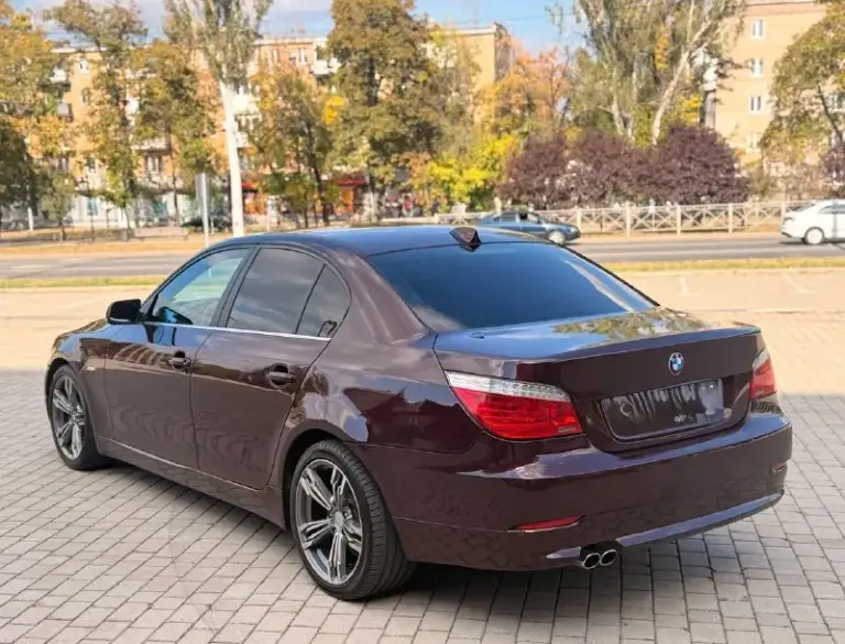 Продам бмв е60 2009 год, рестайлинг. Мотор 3.0 бензин, 272 лс, машина обслужена от и до. Ничего делать абсолютно не надо. Как по технике так и по кузову полный идеал. Масло не берёт ни грамма. Отличная комплектация, люк, кожаный салон, джойстик, рабочий климат контроль и многое другое все все остальные вопросы по телефону звоните пишите в любое время! +79495383298 цена 1.220.000₽торг - фотография - 3