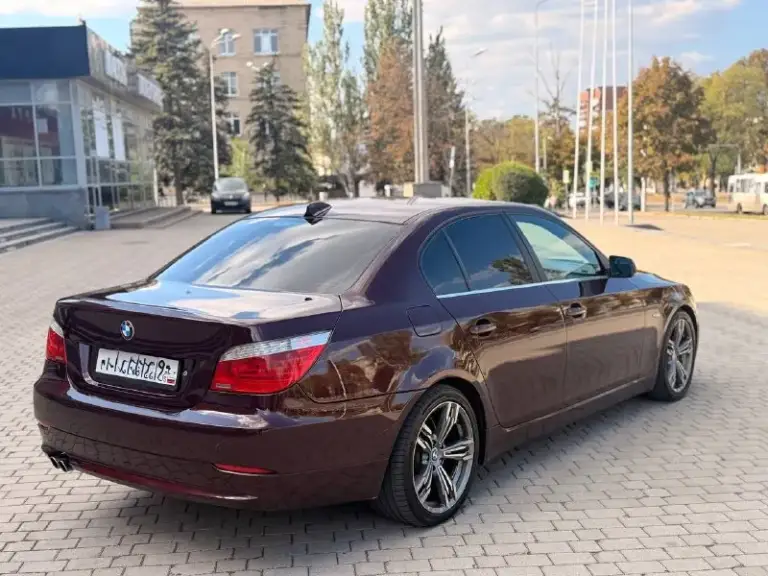 Продам бмв е60 2009 год, рестайлинг. Мотор 3.0 бензин, 272 лс, машина обслужена от и до. Ничего делать абсолютно не надо. Как по технике так и по кузову полный идеал. Масло не берёт ни грамма. Отличная комплектация, люк, кожаный салон, джойстик, рабочий климат контроль и многое другое все все остальные вопросы по телефону звоните пишите в любое время! +79495383298 цена 1.220.000₽торг - фотография - 4