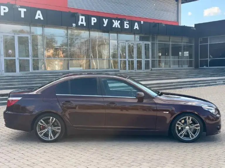 Продам бмв е60 2009 год, рестайлинг. Мотор 3.0 бензин, 272 лс, машина обслужена от и до. Ничего делать абсолютно не надо. Как по технике так и по кузову полный идеал. Масло не берёт ни грамма. Отличная комплектация, люк, кожаный салон, джойстик, рабочий климат контроль и многое другое все все остальные вопросы по телефону звоните пишите в любое время! +79495383298 цена 1.220.000₽торг - фотография - 5
