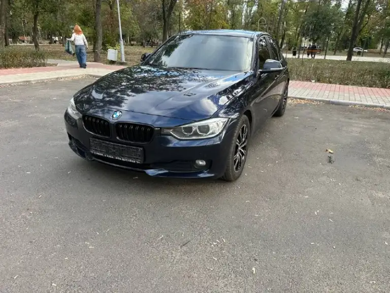 Bmw 3 серии (f30), 2014 г. — продаётся от владельца

О главном
• Цена: 1 790 000₽ торг
• Марка и модель: bmw 3 серии, кузов f30
• Год выпуска: 2014
• Пробег: 167 000 км
• Кузов: тёмно-синий, глубокий благородный цвет
• Салон: чёрная кожа, состояние отличное
• Кпп: автомат 8-мм ступенчатый (акпп) — переключения мягкие, без рывков и толчков
• Состояние: не бита, не крашена, ходовая часть в отличном состоянии. Обслужена.

В комплекте: 2-я пара родных дисков на зимней резине, зарядное устройство ctek mxs 5.0.
.

Я 3-й владелец данного авто с марта 2023г.
Причина продажи - покупка нового автомобиля 2026 года.   Продаю с печалью.

Торг присутствует, обоснованный.

+79497023583 - фотография - 2