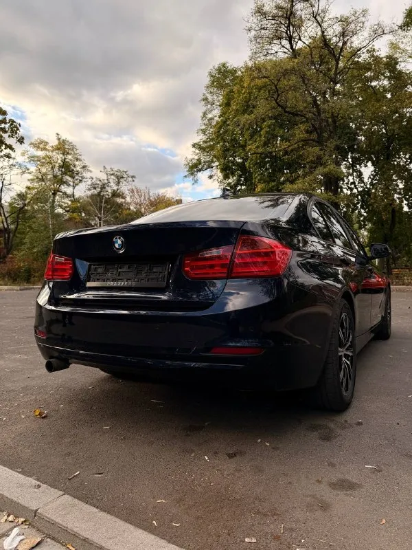 Bmw 3 серии (f30), 2014 г. — продаётся от владельца

О главном
• Цена: 1 790 000₽ торг
• Марка и модель: bmw 3 серии, кузов f30
• Год выпуска: 2014
• Пробег: 167 000 км
• Кузов: тёмно-синий, глубокий благородный цвет
• Салон: чёрная кожа, состояние отличное
• Кпп: автомат 8-мм ступенчатый (акпп) — переключения мягкие, без рывков и толчков
• Состояние: не бита, не крашена, ходовая часть в отличном состоянии. Обслужена.

В комплекте: 2-я пара родных дисков на зимней резине, зарядное устройство ctek mxs 5.0.
.

Я 3-й владелец данного авто с марта 2023г.
Причина продажи - покупка нового автомобиля 2026 года.   Продаю с печалью.

Торг присутствует, обоснованный.

+79497023583 - фотография - 3