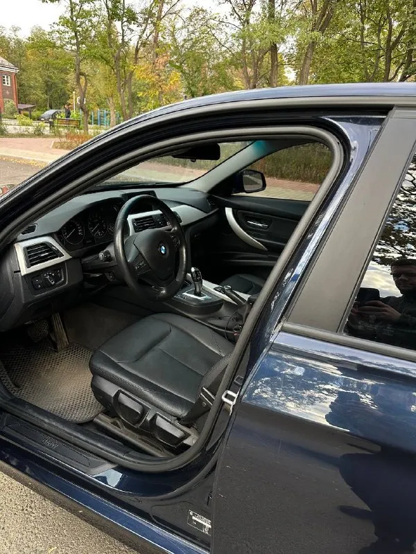 Bmw 3 серии (f30), 2014 г. — продаётся от владельца

О главном
• Цена: 1 790 000₽ торг
• Марка и модель: bmw 3 серии, кузов f30
• Год выпуска: 2014
• Пробег: 167 000 км
• Кузов: тёмно-синий, глубокий благородный цвет
• Салон: чёрная кожа, состояние отличное
• Кпп: автомат 8-мм ступенчатый (акпп) — переключения мягкие, без рывков и толчков
• Состояние: не бита, не крашена, ходовая часть в отличном состоянии. Обслужена.

В комплекте: 2-я пара родных дисков на зимней резине, зарядное устройство ctek mxs 5.0.
.

Я 3-й владелец данного авто с марта 2023г.
Причина продажи - покупка нового автомобиля 2026 года.   Продаю с печалью.

Торг присутствует, обоснованный.

+79497023583 - фотография - 4