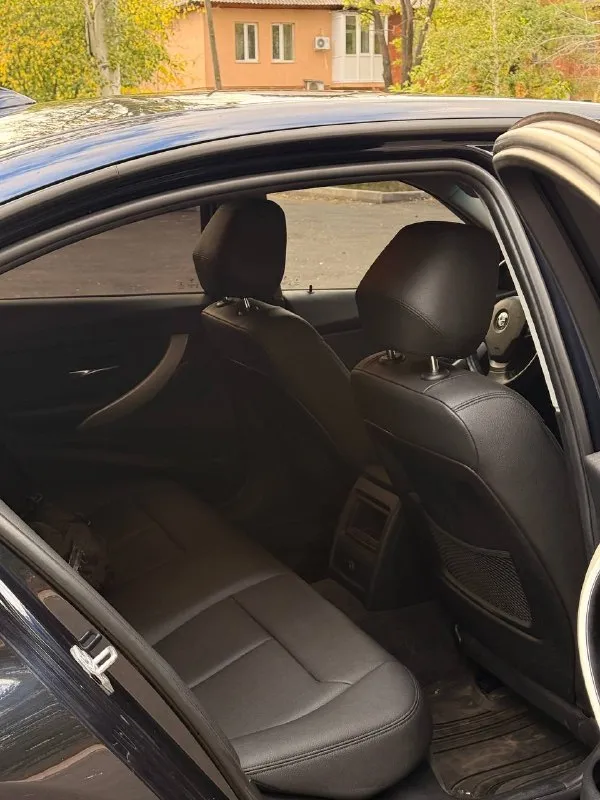 Bmw 3 серии (f30), 2014 г. — продаётся от владельца

О главном
• Цена: 1 790 000₽ торг
• Марка и модель: bmw 3 серии, кузов f30
• Год выпуска: 2014
• Пробег: 167 000 км
• Кузов: тёмно-синий, глубокий благородный цвет
• Салон: чёрная кожа, состояние отличное
• Кпп: автомат 8-мм ступенчатый (акпп) — переключения мягкие, без рывков и толчков
• Состояние: не бита, не крашена, ходовая часть в отличном состоянии. Обслужена.

В комплекте: 2-я пара родных дисков на зимней резине, зарядное устройство ctek mxs 5.0.
.

Я 3-й владелец данного авто с марта 2023г.
Причина продажи - покупка нового автомобиля 2026 года.   Продаю с печалью.

Торг присутствует, обоснованный.

+79497023583 - фотография - 5