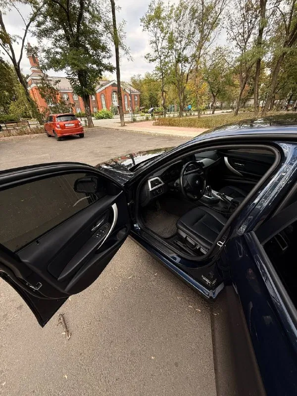 Bmw 3 серии (f30), 2014 г. — продаётся от владельца

О главном
• Цена: 1 790 000₽ торг
• Марка и модель: bmw 3 серии, кузов f30
• Год выпуска: 2014
• Пробег: 167 000 км
• Кузов: тёмно-синий, глубокий благородный цвет
• Салон: чёрная кожа, состояние отличное
• Кпп: автомат 8-мм ступенчатый (акпп) — переключения мягкие, без рывков и толчков
• Состояние: не бита, не крашена, ходовая часть в отличном состоянии. Обслужена.

В комплекте: 2-я пара родных дисков на зимней резине, зарядное устройство ctek mxs 5.0.
.

Я 3-й владелец данного авто с марта 2023г.
Причина продажи - покупка нового автомобиля 2026 года.   Продаю с печалью.

Торг присутствует, обоснованный.

+79497023583 - фотография - 6