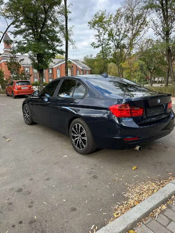 Bmw 3 серии (f30), 2014 г. — продаётся от владельца

О главном
• Цена: 1 790 000₽ торг
• Марка и модель: bmw 3 серии, кузов f30
• Год выпуска: 2014
• Пробег: 167 000 км
• Кузов: тёмно-синий, глубокий благородный цвет
• Салон: чёрная кожа, состояние отличное
• Кпп: автомат 8-мм ступенчатый (акпп) — переключения мягкие, без рывков и толчков
• Состояние: не бита, не крашена, ходовая часть в отличном состоянии. Обслужена.

В комплекте: 2-я пара родных дисков на зимней резине, зарядное устройство ctek mxs 5.0.
.

Я 3-й владелец данного авто с марта 2023г.
Причина продажи - покупка нового автомобиля 2026 года.   Продаю с печалью.

Торг присутствует, обоснованный.

+79497023583 - фотография - 7