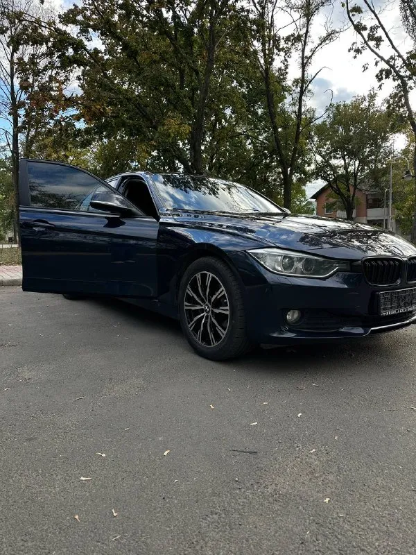 Bmw 3 серии (f30), 2014 г. — продаётся от владельца

О главном
• Цена: 1 790 000₽ торг
• Марка и модель: bmw 3 серии, кузов f30
• Год выпуска: 2014
• Пробег: 167 000 км
• Кузов: тёмно-синий, глубокий благородный цвет
• Салон: чёрная кожа, состояние отличное
• Кпп: автомат 8-мм ступенчатый (акпп) — переключения мягкие, без рывков и толчков
• Состояние: не бита, не крашена, ходовая часть в отличном состоянии. Обслужена.

В комплекте: 2-я пара родных дисков на зимней резине, зарядное устройство ctek mxs 5.0.
.

Я 3-й владелец данного авто с марта 2023г.
Причина продажи - покупка нового автомобиля 2026 года.   Продаю с печалью.

Торг присутствует, обоснованный.

+79497023583 - фотография - 8