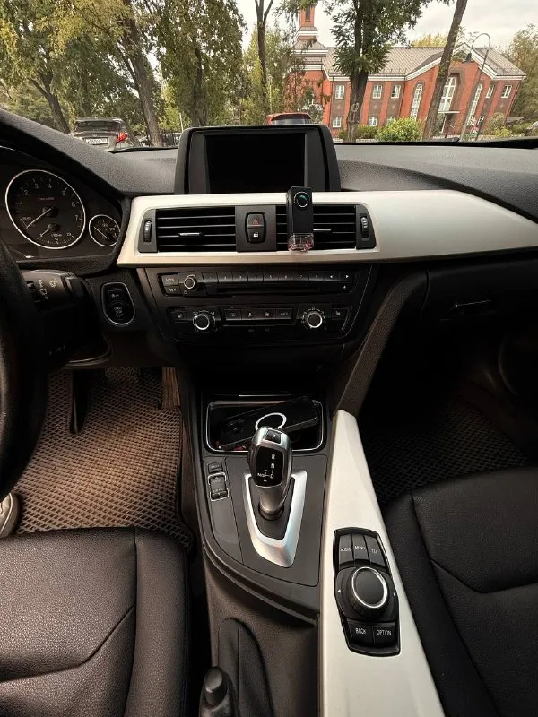 Bmw 3 серии (f30), 2014 г. — продаётся от владельца

О главном
• Цена: 1 790 000₽ торг
• Марка и модель: bmw 3 серии, кузов f30
• Год выпуска: 2014
• Пробег: 167 000 км
• Кузов: тёмно-синий, глубокий благородный цвет
• Салон: чёрная кожа, состояние отличное
• Кпп: автомат 8-мм ступенчатый (акпп) — переключения мягкие, без рывков и толчков
• Состояние: не бита, не крашена, ходовая часть в отличном состоянии. Обслужена.

В комплекте: 2-я пара родных дисков на зимней резине, зарядное устройство ctek mxs 5.0.
.

Я 3-й владелец данного авто с марта 2023г.
Причина продажи - покупка нового автомобиля 2026 года.   Продаю с печалью.

Торг присутствует, обоснованный.

+79497023583 - фотография - 9