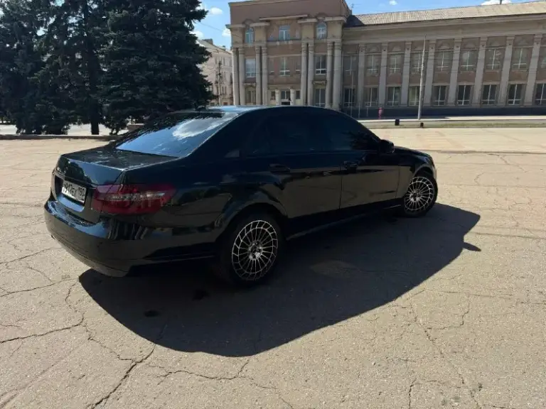 Продажа или обмен!
Mercedes e-class w212 e200
Год выпуска 2012
Пробег на одометре 314.000км + растет каждый день.
Цена - 1.350.000 + торг
1.8 Турбо на 184л. С.
Контрактный, с пробегом на данный момент 55.000 км. (при установки мотора был пробег 46.000 км)
Расход масла отсутствует, задиров нет, мотор сухой
Коробка 7g-tronik ( 21.08.2026 сделал полную ревизию. Замена масла в коробке на оригинал, обслужил гидроблок с заменой 1-го соленоида, который не совсем корректно работал )
По ходовой части - все в идеале, тормоза в круг заменил 10.000км назад ( диски, колодки)
По салону - салон перешит, кожа + сверху чехлы, чтобы не портить состояние кожи.
Стоят 18 колеса на низком профиле (новая летняя резина 1 сезон, также 16 диски родные, на зимней резина 1 сезон )
По документам чистая - я хозяи, без запретов, без штрафов.
Контакт - +7949-367-60-39 ( телеграмм или звонок и по этому номеру )
По кузову - арки немного начали лезть, также присутствуют н
📞 Звоните: +7(949)3676039 - фотография - 4