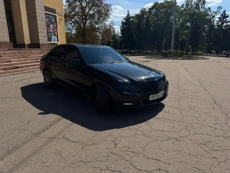 Продажа или обмен!
Mercedes e-class w212 e200
Год выпуска 2012
Пробег на одометре 314.000км + растет каждый день.
Цена - 1.350.000 + торг
1.8 Турбо на 184л. С.
Контрактный, с пробегом на данный момент 55.000 км. (при установки мотора был пробег 46.000 км)
Расход масла отсутствует, задиров нет, мотор сухой
Коробка 7g-tronik ( 21.08.2026 сделал полную ревизию. Замена масла в коробке на оригинал, обслужил гидроблок с заменой 1-го соленоида, который не совсем корректно работал )
По ходовой части - все в идеале, тормоза в круг заменил 10.000км назад ( диски, колодки)
По салону - салон перешит, кожа + сверху чехлы, чтобы не портить состояние кожи.
Стоят 18 колеса на низком профиле (новая летняя резина 1 сезон, также 16 диски родные, на зимней резина 1 сезон )
По документам чистая - я хозяи, без запретов, без штрафов.
Контакт - +7949-367-60-39 ( телеграмм или звонок и по этому номеру )
По кузову - арки немного начали лезть, также присутствуют н
📞 Звоните: +7(949)3676039 - фотография - 5