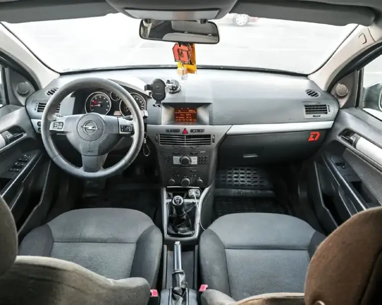 Продам opel astra h. 2006 год. Отличной живой автомобиль без дтп! Мотор 1.6 (105лс)
Отличная комплектация есть все для комфортной езды ( климат круиз подогревы обогревы полный электропакет хорошая музыка )
Техника без вложений. Двс мкпп подвеска без вложений. Сел поехал. Осмотр донецк. Все остальные вопросы по телефону +79490822047 связь плохая. Мах и телеграмм на номере. Цена 375.000₽ торг символический будет у капота. Есть зимняя резина в идеальном состоянии. Отличная машина по цене автоваза - фотография - 8