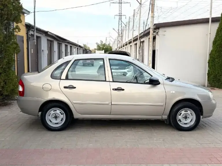 Продам ваз калину 1118, я владелец, 2007 года выпуска, двигатель 1.6 кпп механика автомобиль в хорошем состоянии, без дтп, зеленая база автотеки, кузов обработана антикором в 2 слоя, иза этого и сохран без ржавчин дно проги. Стаканы низа дверей в отличном заводском состояние, полностью обслужена заменены все масла фильтра антифриз, ремень грм помпа колодки, так же ходовая часть, автомобиль не требует не каких вложений, комплектация усилитель руля элькро стеклоподъемники музыка сигнализация с автозапуском, сервисные книги, с документами полный порядок тех осмотр десвителен, цена 290.000 р тел +79490029771 мариуполь - фотография - 2