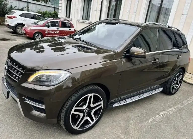 Мерседес ml300 amg 2015г. В.
Двиг. 3.5 бенз м276
Автомобиль покупался новым у дилера в июне 2015 году, внешне и технически в идеальном состоянии!!! Очень бережная эксплуатация, в заводском окрасе(есть незначительный косметический окрас задней правой арки) с родным пробегом, без каких либо вложений! (90% пробега-трасса),
Кузов и фары в броне пленке(вся передняя часть и зоны риска).
Сделано большое то:
- Замена цепей грм 30т. Км. Назад, оригинал!
- Новые свечи и катушки зажигания. (10т. Км)
- Новая пневма перед в сборе/зад новые балоны, новый компрессор, блок клапанов, фильтр. (10т. Км. )
Все в оригинале!
- Тормозные диски вентилируемые + колодки по кругу (zimmermann). (2т. Км. )
- Заменена масел двс (каждые 7-8т. Км. , крайняя замена 3т. Км. ) и фильтров включая акпп, редуктор, раздатка. (8т. Км. )
Залита заводская прошивка двигателя на 306л. С. !
Очень хорошая комплектация.
Установлена мультимедиа teyes cc4 на 32гб, видео регистратор с радаром. (авто знаю с автосалона!)
Вопросы по тел. +79495023444 авто находится в г. Донецк - фотография - 1
