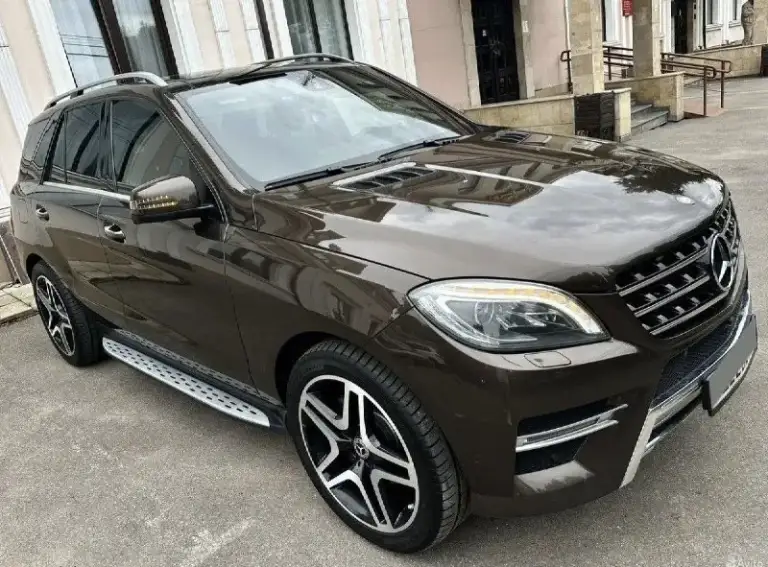 Мерседес ml300 amg 2015г. В.
Двиг. 3.5 бенз м276
Автомобиль покупался новым у дилера в июне 2015 году, внешне и технически в идеальном состоянии!!! Очень бережная эксплуатация, в заводском окрасе(есть незначительный косметический окрас задней правой арки) с родным пробегом, без каких либо вложений! (90% пробега-трасса),
Кузов и фары в броне пленке(вся передняя часть и зоны риска).
Сделано большое то:
- Замена цепей грм 30т. Км. Назад, оригинал!
- Новые свечи и катушки зажигания. (10т. Км)
- Новая пневма перед в сборе/зад новые балоны, новый компрессор, блок клапанов, фильтр. (10т. Км. )
Все в оригинале!
- Тормозные диски вентилируемые + колодки по кругу (zimmermann). (2т. Км. )
- Заменена масел двс (каждые 7-8т. Км. , крайняя замена 3т. Км. ) и фильтров включая акпп, редуктор, раздатка. (8т. Км. )
Залита заводская прошивка двигателя на 306л. С. !
Очень хорошая комплектация.
Установлена мультимедиа teyes cc4 на 32гб, видео регистратор с радаром. (авто знаю с автосалона!)
Вопросы по тел. +79495023444 авто находится в г. Донецк - фотография - 2