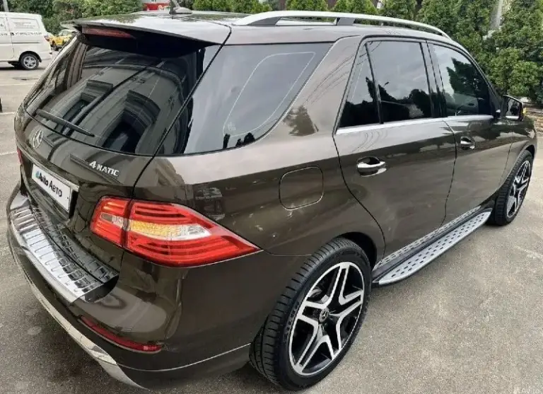 Мерседес ml300 amg 2015г. В.
Двиг. 3.5 бенз м276
Автомобиль покупался новым у дилера в июне 2015 году, внешне и технически в идеальном состоянии!!! Очень бережная эксплуатация, в заводском окрасе(есть незначительный косметический окрас задней правой арки) с родным пробегом, без каких либо вложений! (90% пробега-трасса),
Кузов и фары в броне пленке(вся передняя часть и зоны риска).
Сделано большое то:
- Замена цепей грм 30т. Км. Назад, оригинал!
- Новые свечи и катушки зажигания. (10т. Км)
- Новая пневма перед в сборе/зад новые балоны, новый компрессор, блок клапанов, фильтр. (10т. Км. )
Все в оригинале!
- Тормозные диски вентилируемые + колодки по кругу (zimmermann). (2т. Км. )
- Заменена масел двс (каждые 7-8т. Км. , крайняя замена 3т. Км. ) и фильтров включая акпп, редуктор, раздатка. (8т. Км. )
Залита заводская прошивка двигателя на 306л. С. !
Очень хорошая комплектация.
Установлена мультимедиа teyes cc4 на 32гб, видео регистратор с радаром. (авто знаю с автосалона!)
Вопросы по тел. +79495023444 авто находится в г. Донецк - фотография - 3
