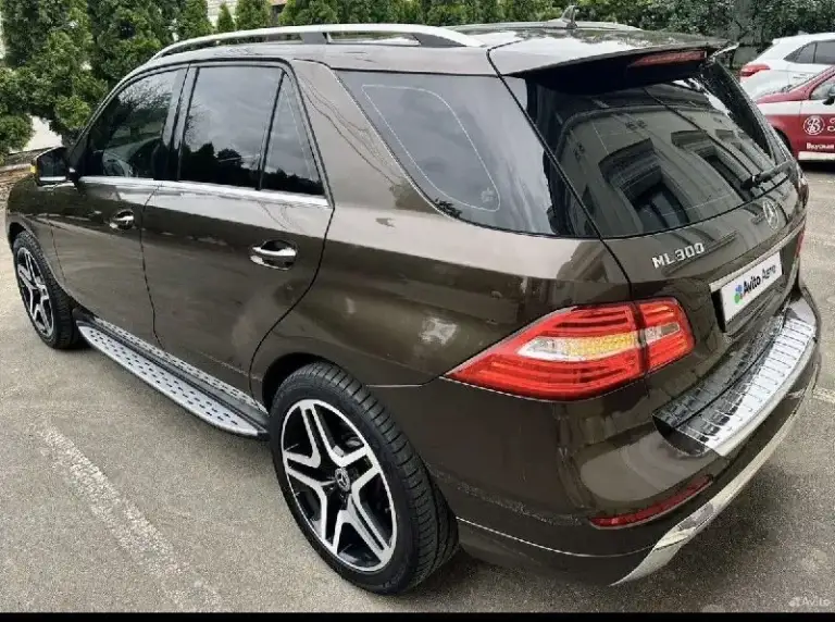 Мерседес ml300 amg 2015г. В.
Двиг. 3.5 бенз м276
Автомобиль покупался новым у дилера в июне 2015 году, внешне и технически в идеальном состоянии!!! Очень бережная эксплуатация, в заводском окрасе(есть незначительный косметический окрас задней правой арки) с родным пробегом, без каких либо вложений! (90% пробега-трасса),
Кузов и фары в броне пленке(вся передняя часть и зоны риска).
Сделано большое то:
- Замена цепей грм 30т. Км. Назад, оригинал!
- Новые свечи и катушки зажигания. (10т. Км)
- Новая пневма перед в сборе/зад новые балоны, новый компрессор, блок клапанов, фильтр. (10т. Км. )
Все в оригинале!
- Тормозные диски вентилируемые + колодки по кругу (zimmermann). (2т. Км. )
- Заменена масел двс (каждые 7-8т. Км. , крайняя замена 3т. Км. ) и фильтров включая акпп, редуктор, раздатка. (8т. Км. )
Залита заводская прошивка двигателя на 306л. С. !
Очень хорошая комплектация.
Установлена мультимедиа teyes cc4 на 32гб, видео регистратор с радаром. (авто знаю с автосалона!)
Вопросы по тел. +79495023444 авто находится в г. Донецк - фотография - 4
