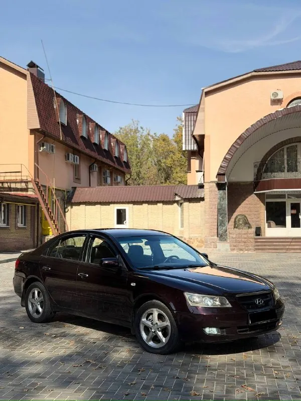 Hyundai sonata 2007 | 2.4 бензин | автомат
Продаётся комфортный и вместительный hyundai sonata в максимальной комплектации.
Двигатель 2.4 бензин работает ровно, не дымит и не троит. Автоматическая коробка переключает плавно, без пинков. Автомобиль в хорошем техническом состоянии, едет уверенно, отлично подойдёт как для повседневной езды, так и для дальних поездок.
Салон кожаный, просторный и комфортный. Богатая комплектация, удобная посадка и вместительный багажник делают автомобиль отличным вариантом за свои деньги.
Цена: 670.000 ₽
Возможен обмен. Звоните или пишите, отвечу на интересующие вопросы.
+7 949 742 53 98
📞 Звоните: +7(949)7425398 - фотография - 4