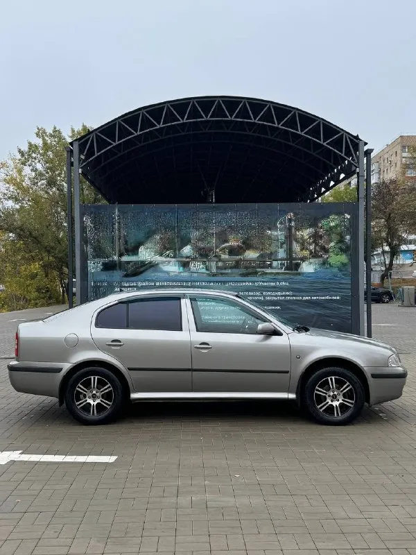 Skoda octavia a4 tour. Skoda октавия тур.
Кузов лифтбек. 2009. Механика. Машина все время была в одной семье.
Родной пробег 177.000
Двигатель 1.6 bfq атмосферный простой и надежный, расхода масла нет, обслужен, течей и запотеваний нет - работает штатно. Ошибок нет. Тормозная система полностью обслужена, установлены заводские дисковые тормоза(без колхоза) от машины на 1.8 турбо, вместо барабанов. Все по штатным креплениям.
Пороги и дно автомобиля в отличном состоянии. По кузову хорошо сохранилась, ржавчины нет. Вся в родном окрасе. Есть следы эксплуатации. Лобовое без трещин.
Комплектация: кондиционер рабочий, эл. Стеклоподьемники, подогрев зеркал и регулировка, abs, airbag.
В ближайшее время делать ничего не нужно, автомобиль обслужен. Салон в хорошем состоянии. Есть подлокотник. 2 ключа. Сигнализация с обратной связью. Хорошея резина. Музыка с bluetooth. До установлен задний парктроник. Ручник рабочий. Установлен оригинальный фаркоп.
Макеевка. +79493594733
620.000 Тор
📞 Звоните: +7(949)3594733 - фотография - 4