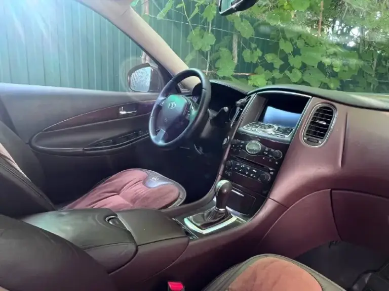 Продам infiniti ex35, 302 л. С. — честный автомобиль для тех, кто понимает, что покупает. Автомобиль с характером, мощным атмосферным v6 и настоящими 302 лошадиными силами. Едет достойно, уверенно держит дорогу, отлично подходит для дальних поездок и при этом остаётся маневренным в городе. Для своего объёма двигателя расход вполне разумный.
— Реальный пробег, без скручивания. — установлен контрактный двигатель, замена произведена на пробеге 190 000 км. — эксплуатация спокойная: без дрэгов, гонок и отжигов.
Что требует внимания: — замена скоб передних суппортов — посторонние звуки на мелких неровностях. — замена ламп ближнего света. — регулировка фар. — чистка соленоидов акпп — известная особенность этой модели.
Летом осуществлена покраска кузова для устранения возрастных недостатков (сколы и царапины, не в связи с дтп). Фотоотчет покраски предоставлю.
За время владения - не допущено ни одного дтп. Масло двс не расходует от замены до замены.
Ничего не скрываю и не пытаюсь выдать автомобиль за новый.
История владения прозрачная: ранее автомобилем владел муж, затем машина была переоформлена на меня в связи с льготой по транспортному налогу, которая распространяется только на один автомобиль.
Причина продажи: в семье есть другой автомобиль, поэтому необходимости держать второй нет. С продажей не тороплюсь.
Infiniti ex35 — это комфорт, хорошая управляемость, приятная динамика и запас мощности, который действительно ощущается. Отличный вариант для тех, кто ищет не просто средство передвижения, а автомобиль с характером.
Осмотр и проверка приветствуются. Предпочитаю честный разговор и сделку без неприятных сюрпризов.
Звоните или пишите — отвечу на вопросы и расскажу об автомобиле подробнее.
Автомобиль находится в донецке.
Цена-1,1
Телефон(телеграмм, макс)+79786157639, +79495405968.
Звонить прошу с 18.00 - фотография - 2