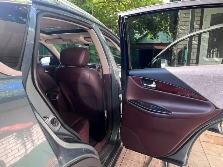 Продам infiniti ex35, 302 л. С. — честный автомобиль для тех, кто понимает, что покупает. Автомобиль с характером, мощным атмосферным v6 и настоящими 302 лошадиными силами. Едет достойно, уверенно держит дорогу, отлично подходит для дальних поездок и при этом остаётся маневренным в городе. Для своего объёма двигателя расход вполне разумный.
— Реальный пробег, без скручивания. — установлен контрактный двигатель, замена произведена на пробеге 190 000 км. — эксплуатация спокойная: без дрэгов, гонок и отжигов.
Что требует внимания: — замена скоб передних суппортов — посторонние звуки на мелких неровностях. — замена ламп ближнего света. — регулировка фар. — чистка соленоидов акпп — известная особенность этой модели.
Летом осуществлена покраска кузова для устранения возрастных недостатков (сколы и царапины, не в связи с дтп). Фотоотчет покраски предоставлю.
За время владения - не допущено ни одного дтп. Масло двс не расходует от замены до замены.
Ничего не скрываю и не пытаюсь выдать автомобиль за новый.
История владения прозрачная: ранее автомобилем владел муж, затем машина была переоформлена на меня в связи с льготой по транспортному налогу, которая распространяется только на один автомобиль.
Причина продажи: в семье есть другой автомобиль, поэтому необходимости держать второй нет. С продажей не тороплюсь.
Infiniti ex35 — это комфорт, хорошая управляемость, приятная динамика и запас мощности, который действительно ощущается. Отличный вариант для тех, кто ищет не просто средство передвижения, а автомобиль с характером.
Осмотр и проверка приветствуются. Предпочитаю честный разговор и сделку без неприятных сюрпризов.
Звоните или пишите — отвечу на вопросы и расскажу об автомобиле подробнее.
Автомобиль находится в донецке.
Цена-1,1
Телефон(телеграмм, макс)+79786157639, +79495405968.
Звонить прошу с 18.00 - фотография - 3