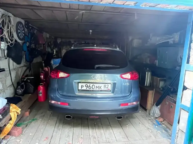 Продам infiniti ex35, 302 л. С. — честный автомобиль для тех, кто понимает, что покупает. Автомобиль с характером, мощным атмосферным v6 и настоящими 302 лошадиными силами. Едет достойно, уверенно держит дорогу, отлично подходит для дальних поездок и при этом остаётся маневренным в городе. Для своего объёма двигателя расход вполне разумный.
— Реальный пробег, без скручивания. — установлен контрактный двигатель, замена произведена на пробеге 190 000 км. — эксплуатация спокойная: без дрэгов, гонок и отжигов.
Что требует внимания: — замена скоб передних суппортов — посторонние звуки на мелких неровностях. — замена ламп ближнего света. — регулировка фар. — чистка соленоидов акпп — известная особенность этой модели.
Летом осуществлена покраска кузова для устранения возрастных недостатков (сколы и царапины, не в связи с дтп). Фотоотчет покраски предоставлю.
За время владения - не допущено ни одного дтп. Масло двс не расходует от замены до замены.
Ничего не скрываю и не пытаюсь выдать автомобиль за новый.
История владения прозрачная: ранее автомобилем владел муж, затем машина была переоформлена на меня в связи с льготой по транспортному налогу, которая распространяется только на один автомобиль.
Причина продажи: в семье есть другой автомобиль, поэтому необходимости держать второй нет. С продажей не тороплюсь.
Infiniti ex35 — это комфорт, хорошая управляемость, приятная динамика и запас мощности, который действительно ощущается. Отличный вариант для тех, кто ищет не просто средство передвижения, а автомобиль с характером.
Осмотр и проверка приветствуются. Предпочитаю честный разговор и сделку без неприятных сюрпризов.
Звоните или пишите — отвечу на вопросы и расскажу об автомобиле подробнее.
Автомобиль находится в донецке.
Цена-1,1
Телефон(телеграмм, макс)+79786157639, +79495405968.
Звонить прошу с 18.00 - фотография - 5