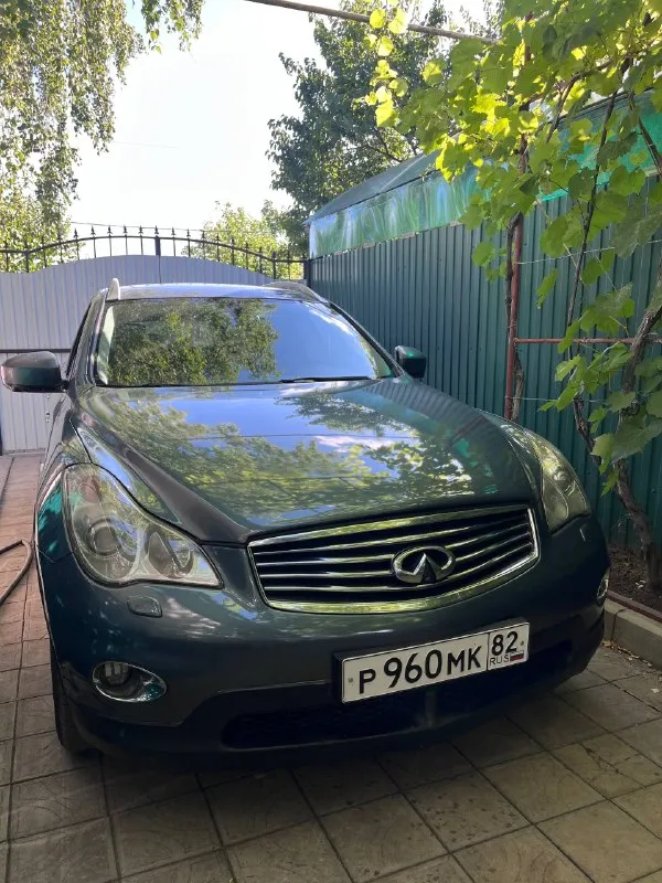 Продам infiniti ex35, 302 л. С. — честный автомобиль для тех, кто понимает, что покупает. Автомобиль с характером, мощным атмосферным v6 и настоящими 302 лошадиными силами. Едет достойно, уверенно держит дорогу, отлично подходит для дальних поездок и при этом остаётся маневренным в городе. Для своего объёма двигателя расход вполне разумный.
— Реальный пробег, без скручивания. — установлен контрактный двигатель, замена произведена на пробеге 190 000 км. — эксплуатация спокойная: без дрэгов, гонок и отжигов.
Что требует внимания: — замена скоб передних суппортов — посторонние звуки на мелких неровностях. — замена ламп ближнего света. — регулировка фар. — чистка соленоидов акпп — известная особенность этой модели.
Летом осуществлена покраска кузова для устранения возрастных недостатков (сколы и царапины, не в связи с дтп). Фотоотчет покраски предоставлю.
За время владения - не допущено ни одного дтп. Масло двс не расходует от замены до замены.
Ничего не скрываю и не пытаюсь выдать автомобиль за новый.
История владения прозрачная: ранее автомобилем владел муж, затем машина была переоформлена на меня в связи с льготой по транспортному налогу, которая распространяется только на один автомобиль.
Причина продажи: в семье есть другой автомобиль, поэтому необходимости держать второй нет. С продажей не тороплюсь.
Infiniti ex35 — это комфорт, хорошая управляемость, приятная динамика и запас мощности, который действительно ощущается. Отличный вариант для тех, кто ищет не просто средство передвижения, а автомобиль с характером.
Осмотр и проверка приветствуются. Предпочитаю честный разговор и сделку без неприятных сюрпризов.
Звоните или пишите — отвечу на вопросы и расскажу об автомобиле подробнее.
Автомобиль находится в донецке.
Цена-1,1
Телефон(телеграмм, макс)+79786157639, +79495405968.
Звонить прошу с 18.00 - фотография - 7