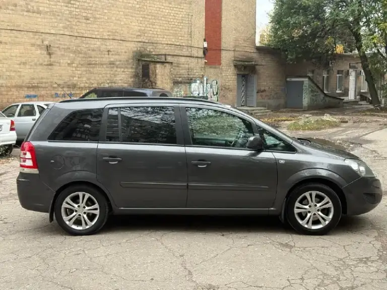 Продается opel zafira 2012 год рестайлинг 1.8 мкпп 7 местный -пробег 174.000 км родной
Автотека зеленая ( без дтп и выплат )
2 Собственника
2 Ключа
Цена 715.000 руб + разумный торг реальному покупателю опель зафира -двигатель самый надежный в линейки работает идеально не троит не дымит масло не ест !
Коробка также на отлично переключает мягко все передачи не хрустит не вылетает
По ходовой мячик не стучит не гремит на дороге стоит уверено никуда не ведет
Все стекла родные вкл лобовое без трещин
По кузову выглядит отлично без гнили и ржавчины пороги, днище, низа дверей в отличном состояние
Состояние отличное сел и поехал куда угодно из последних вложений масло с фильтрами, свечи, колодки, и всякие мелкие расходники
Климат холодит на 100%, печка греет, ручник держит -переоформление без проблем могу присутствовать в мрэо документы кристально чистые без штрафов, запретов и. Т. Д
Осмотр макеевка центр -тел +7-949-20-20-555 и есть тг на этом номере
Цена : 715.000 руб + разумный торг реальному покупателю - фотография - 6