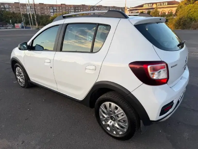 Renault sandero stepway 2018 год. Простой надежный бензиновый двигатель 1.6 л,
Механическая коробка передач.
Пробег — 151 000 км.
1 Собственник!
Автомобиль в хорошем состоянии:
— Кузов оцинкован, стекла оригинальные, безопасность на месте.
—Комплектация:кондиционер, мультируль, подогрев сидений, передние электростеклоподъемники.
— Двигатель работает идеально, без посторонних шумов и ошибок.
— Коробка передач переключается четко.
— Полностью обслужен: не требует дополнительных вложений.
С документами полный порядок готов к постановке на учет в мрэо.
Цена: 850 000 руб.
Город: донецк.
Телефон: +7 949 371-08-26 (на номере есть мах, telegram).
По запросу вышлем видеообзор автомобиля.
📲 Tg: @oleg_bbb1
📞 Звоните: +7(949)3710826 - фотография - 4