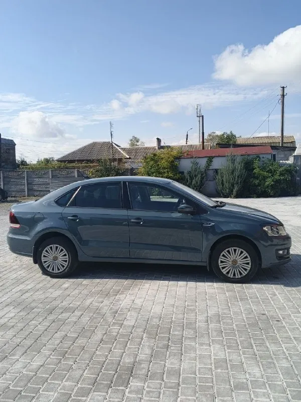 Продам фольксваген поло седан 2020г 1.6 110лс. Автомат айсин 6ст. Пробег 120тыс. Машинка в отличном состоянии в максимальной комплектации, подогревы всего кроме задних сидений и руля, парктроники задние передние, камера заднего вида, круиз контроль, климат контроль, автокарплей кожаный мультируль, складывание зеркал, регулировка водительского сиденья по высоте. Цена 1470000руб. Торг. Машина находится в мариуполе. +79490453941 - фотография - 4
