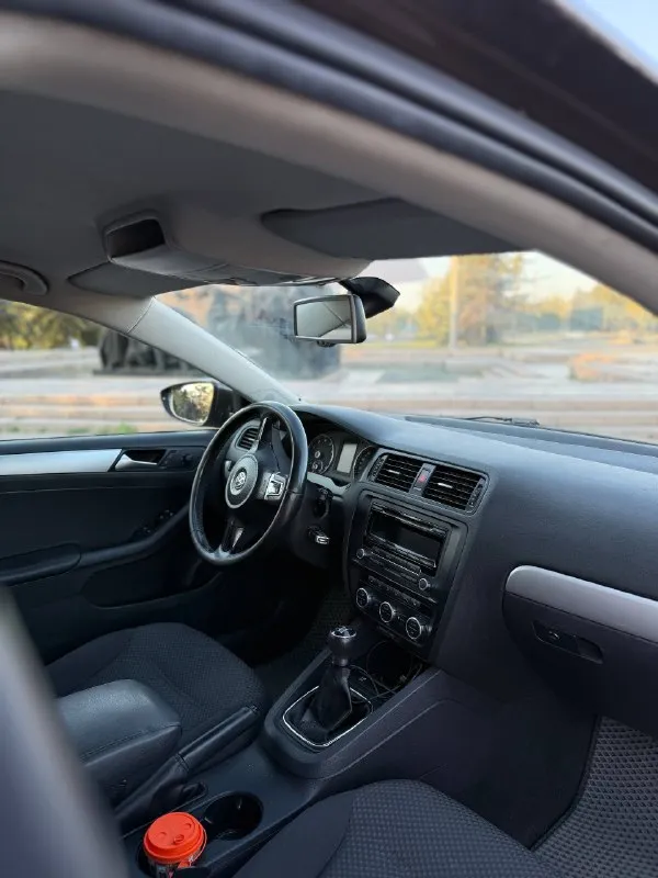 🚗 Продам volkswagen jetta 6 2012 года!
Продаётся volkswagen jetta 6 с двигателем 1.4 turbo — едет бодро, отлично подходит как для города, так и для поездок на дальние расстояния!
⚙️ Техническое состояние:
• Двигатель 1.4 turbo
• 6-Ступенчатая механическая коробка передач — без хрустов и посторонних звуков
• По ходовой части всё отлично, ничего не гремит и не скрипит
• По технической части- всё работает отлично.
• Масло не ест, очень экономичная.
✨ Комплектация:
• 4 Электростеклоподъёмника
• Электрорегулировка зеркал
• Датчик света
• Подогрев сидений
• Датчик дождя
• Круиз-контроль
• Двухзонный климат-контроль
• Кондиционер-заправлен
🛋 Салон в хорошем состоянии, ухоженный.
По кузову имеются нюансы по лакокрасочному покрытию, что вполне объяснимо возрастом автомобиля. Всё решаемо.
💰 Цена: 740 000 ₽
📍 Местонахождение: горловка
📞 Телефон для связи: +7 949 479-37-78
Пишите и звоните, отвечу на интересующие вопросы. Осмотр и любые проверки приветствуются! 🤝
📲 Tg: @steepcraft1
📞 Звоните: +7(949)4793778 - фотография - 4
