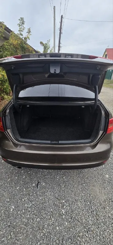 🚗 Продам volkswagen jetta 6 2012 года!
Продаётся volkswagen jetta 6 с двигателем 1.4 turbo — едет бодро, отлично подходит как для города, так и для поездок на дальние расстояния!
⚙️ Техническое состояние:
• Двигатель 1.4 turbo
• 6-Ступенчатая механическая коробка передач — без хрустов и посторонних звуков
• По ходовой части всё отлично, ничего не гремит и не скрипит
• По технической части- всё работает отлично.
• Масло не ест, очень экономичная.
✨ Комплектация:
• 4 Электростеклоподъёмника
• Электрорегулировка зеркал
• Датчик света
• Подогрев сидений
• Датчик дождя
• Круиз-контроль
• Двухзонный климат-контроль
• Кондиционер-заправлен
🛋 Салон в хорошем состоянии, ухоженный.
По кузову имеются нюансы по лакокрасочному покрытию, что вполне объяснимо возрастом автомобиля. Всё решаемо.
💰 Цена: 740 000 ₽
📍 Местонахождение: горловка
📞 Телефон для связи: +7 949 479-37-78
Пишите и звоните, отвечу на интересующие вопросы. Осмотр и любые проверки приветствуются! 🤝
📲 Tg: @steepcraft1
📞 Звоните: +7(949)4793778 - фотография - 5